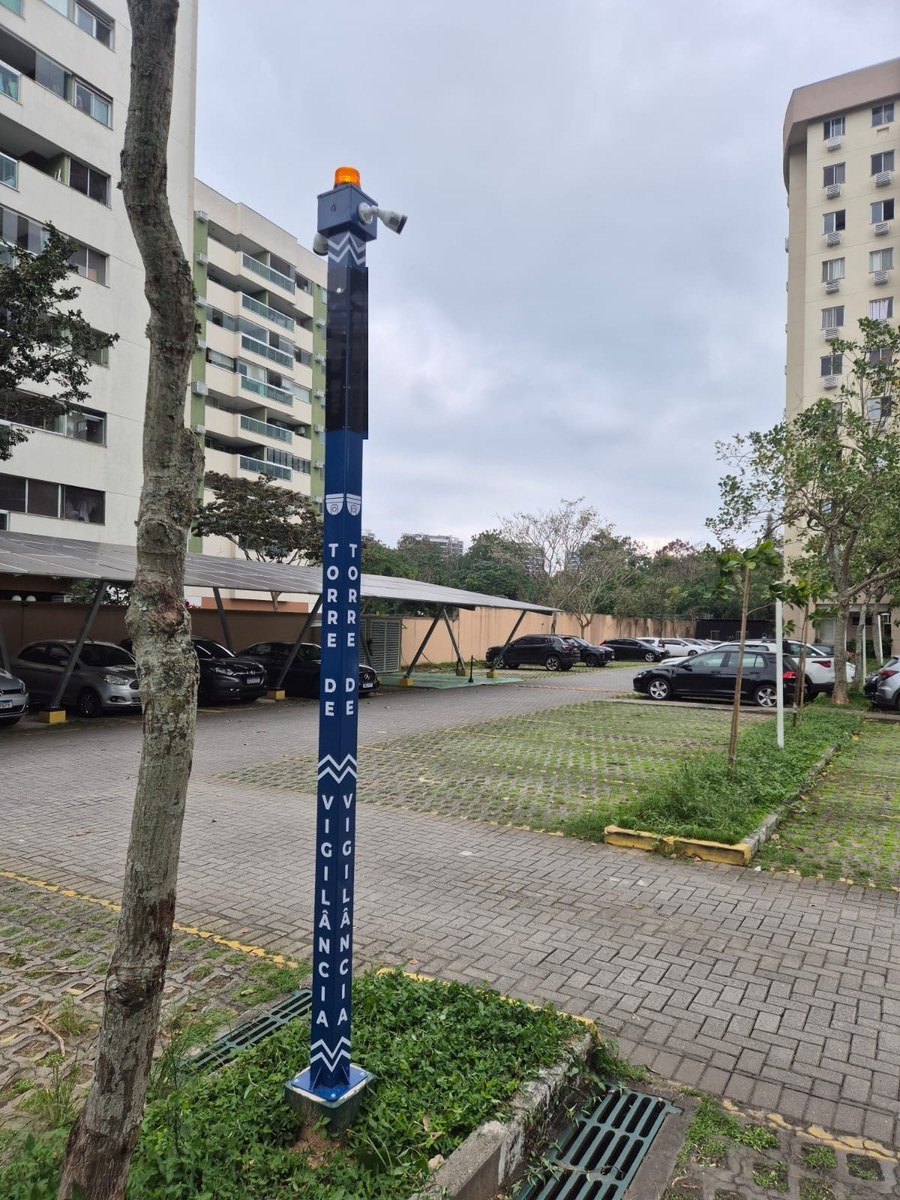 Tereza, torre de vigilância instalada no estacionamento de um condomínio